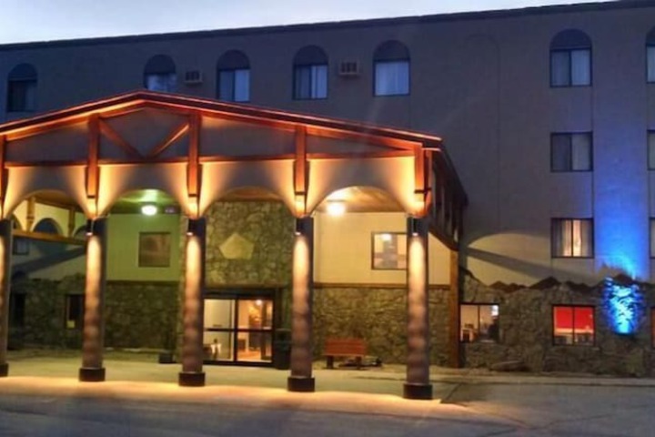 Blackstone Lodge & Suites