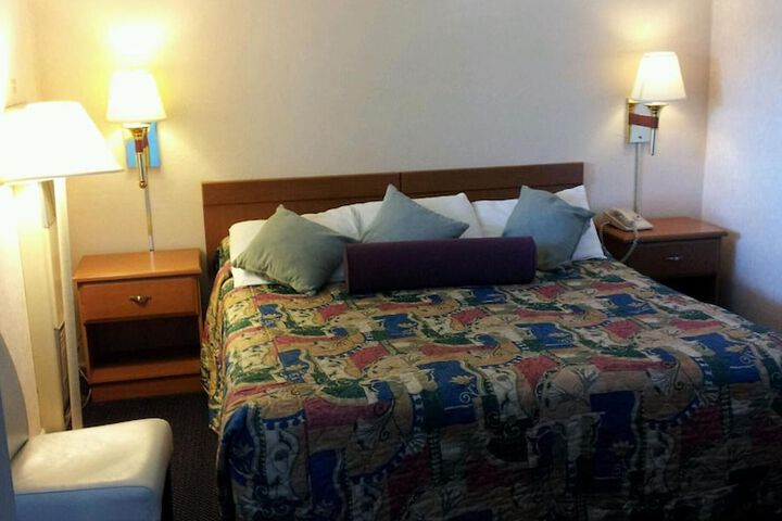 Room 11 of 28