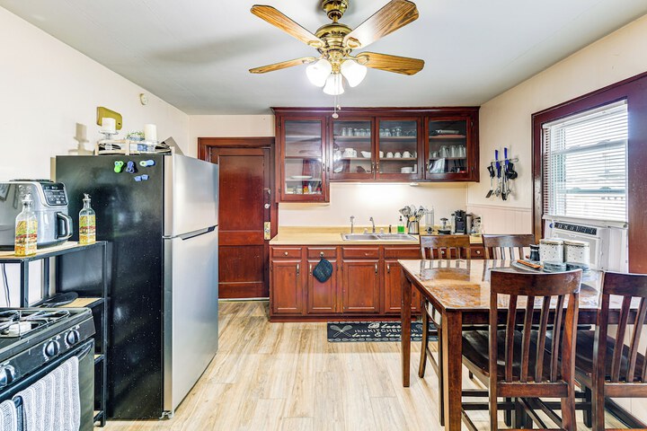 Apartment 1 Mi to Buffalo Botanical Gardens!