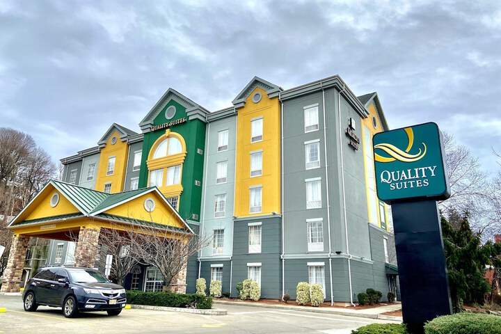 Hotel 2 of 75