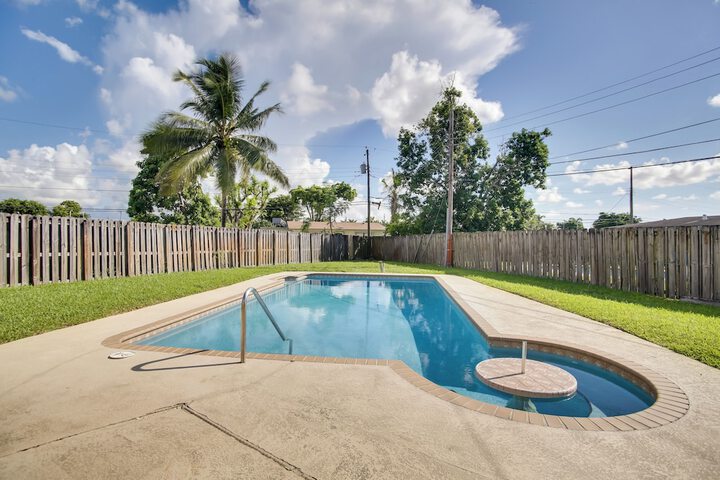 Pets Welcome: Cozy Home w / Pool in Margate!