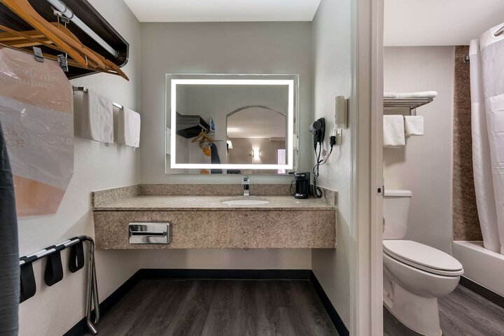 Room 9 of 30
