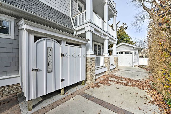 Spacious Avalon Beach House - 2 Blocks to Water!