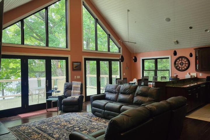 Crescent Lakehouse - Surf Ski and Serenity