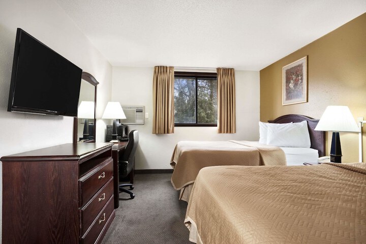 Travelodge by Wyndham La Porte / Michigan City Area