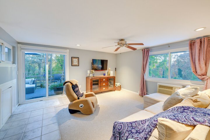 Cozy Dix Hills Apt w / Deck 7 Mi to Beach!