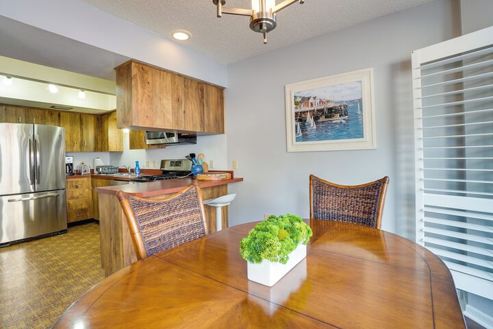 Walk to Restaurants: Downtown Leesburg Townhome!