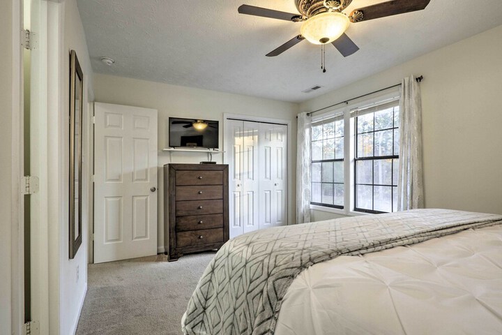 Modern Townhome w / Deck & Golf Course Views!