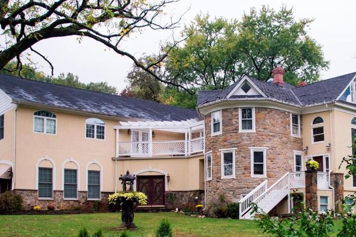 STONE MANOR BED & BREAKFAST INN