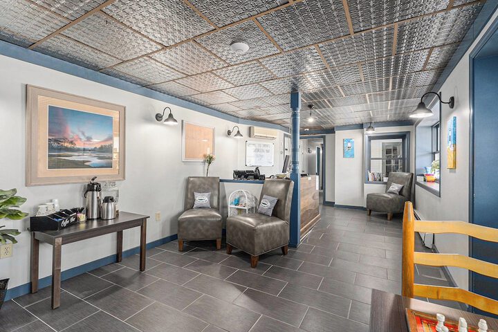 Snyders Shoreline Inn
