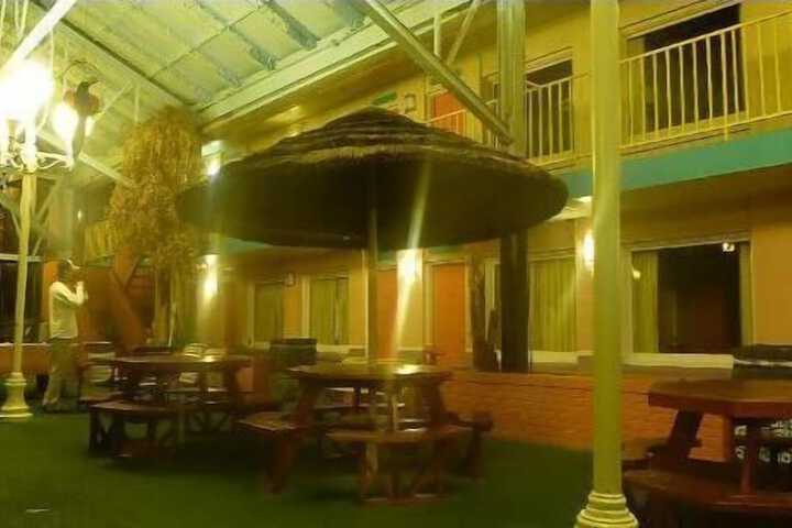 Wildwood Inn Tropical Dome & Theme Suites