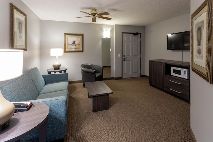 Paynesville Inn & Suites