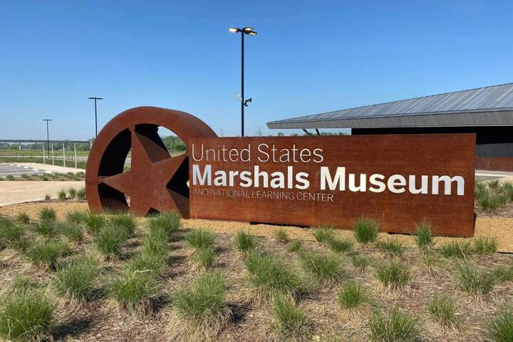 Old Fort Loft King & Queen suites nearest accomodation to Marshals Museum power your EV for free!