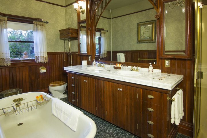 Gingerbread Mansion Inn