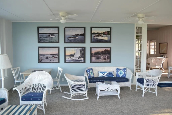 Buzzs Lakeside Inn