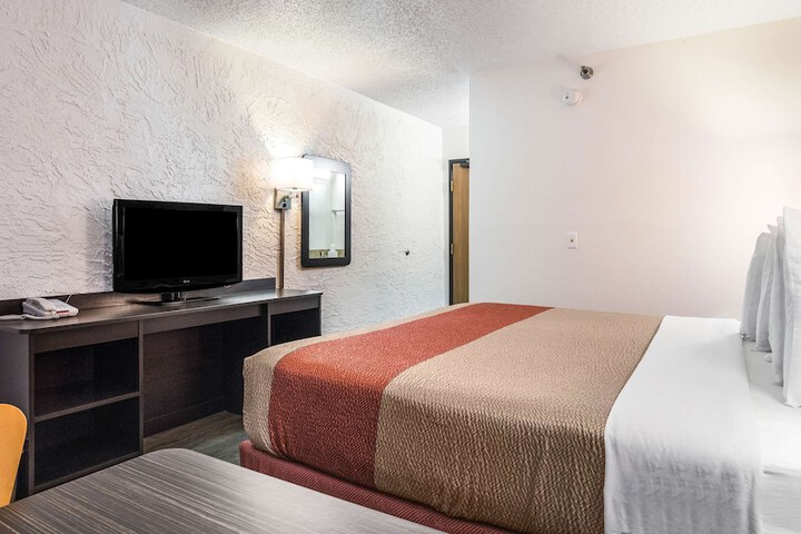 Room 8 of 27