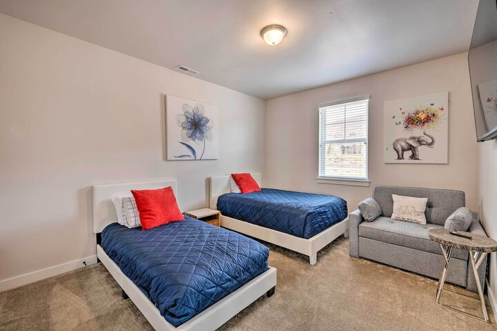 Inviting Hideout Townhome w / Balcony & Lake Views!
