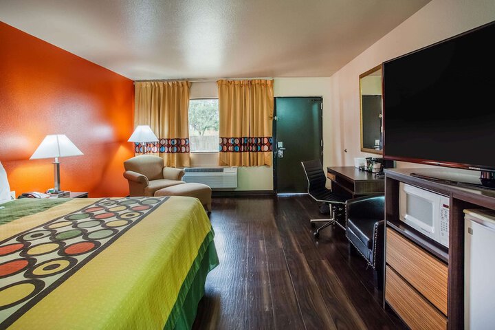 Room 28 of 33