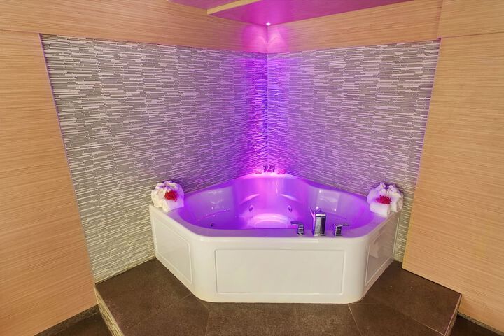 Hot Tub 43 of 46