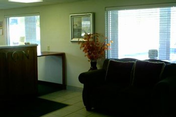 Campton Parkway Inn