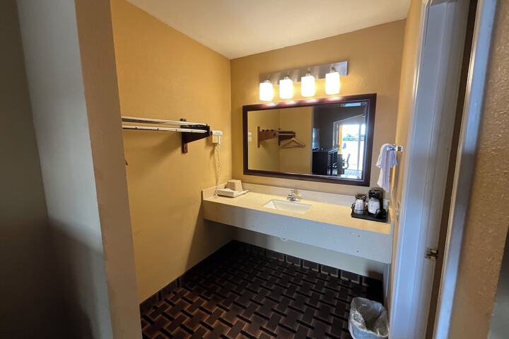 Executive Inn & Suites