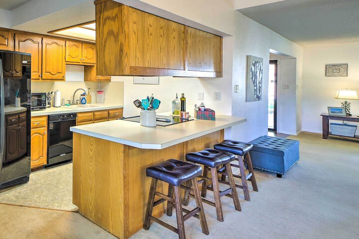 Family-friendly Broken Arrow Retreat w / Yard!