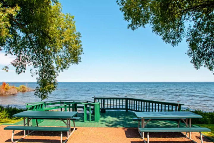 Econo Lodge Menomonie on the Bay