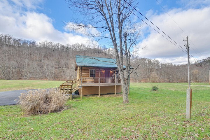 Pet-friendly Cabin w / Hot Tub in Daniel Boone NF