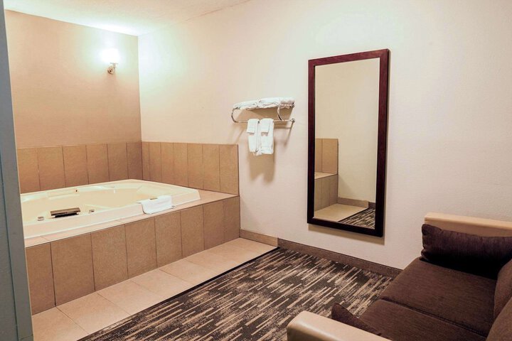 Country Inn & Suites by Radisson Brookings, SD