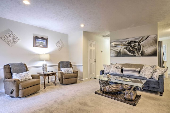 Modern Townhome w / Deck & Golf Course Views!