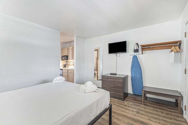 Snyders Shoreline Inn