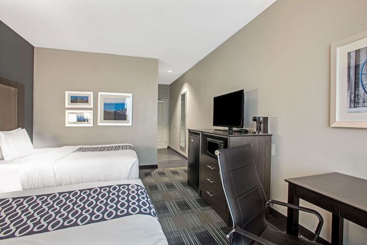 La Quinta Inn & Suites by Wyndham Victoria - South