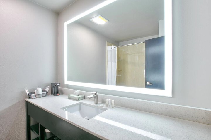 Room 10 of 28