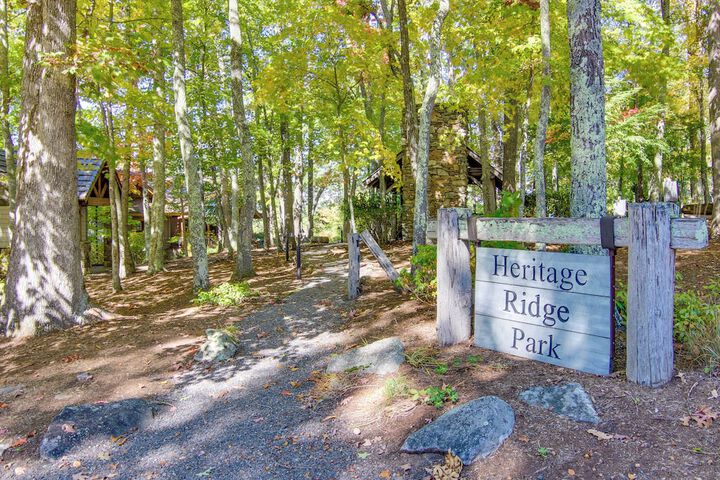 Mtn-view Condo w / Screened Porch in Burnsville!