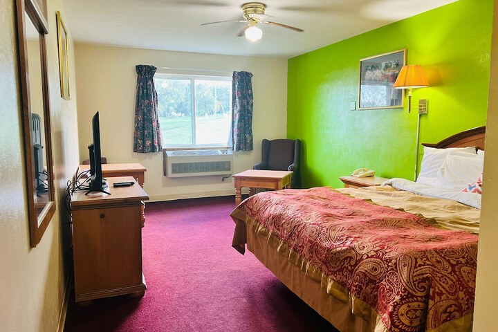 Villa Inn Motel Near Hwy 12 WI Capital O
