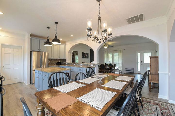 Riverside Ranch by Avantstay Mins to Downtown