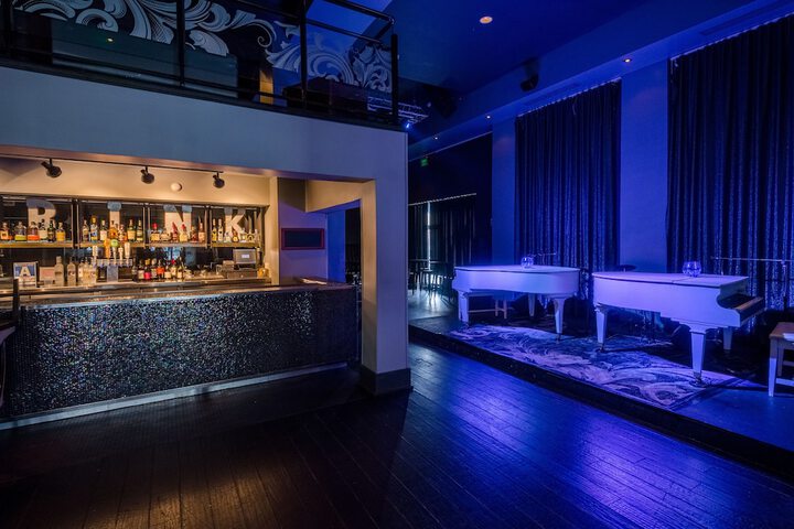 Lounge 45 of 54