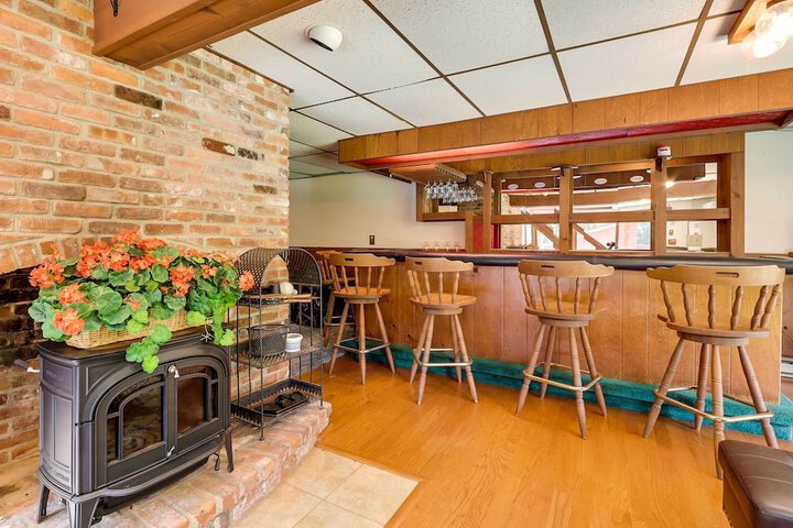 Spacious Woodbury Home w / Pool + Hot Tub!