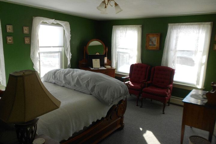 EASTMAN INN