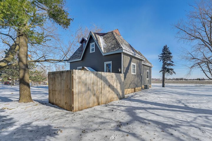 Charming Eagle Grove Farmhouse w / Patio!