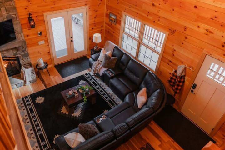 Sleeps 16! Luxury Cabin With Game Room & Hot Tub