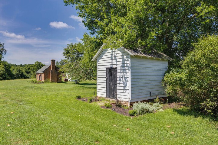 Terre Haute Manor Farmhouse w / Gardens & Deck!