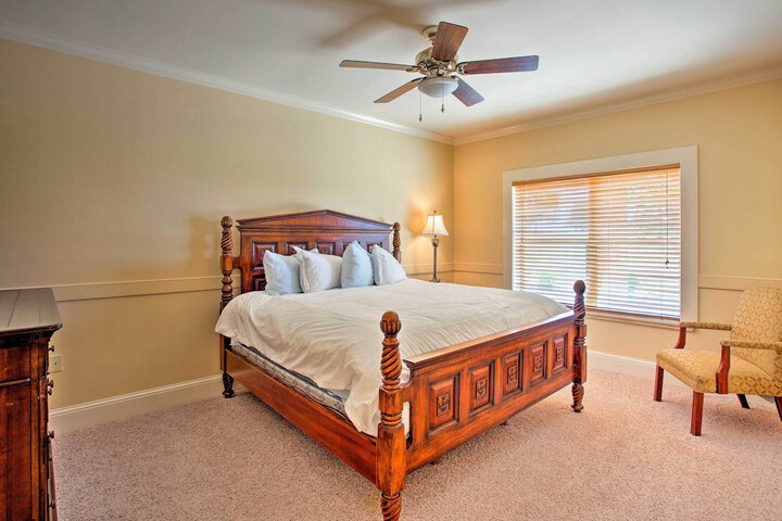 Spacious Stallion Lake Ranch Home w / Patio