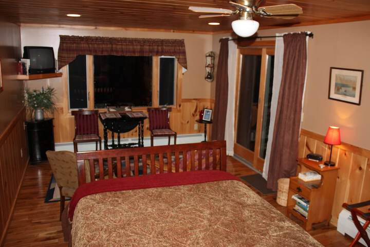 Kiwassa Lake Bed & Breakfast