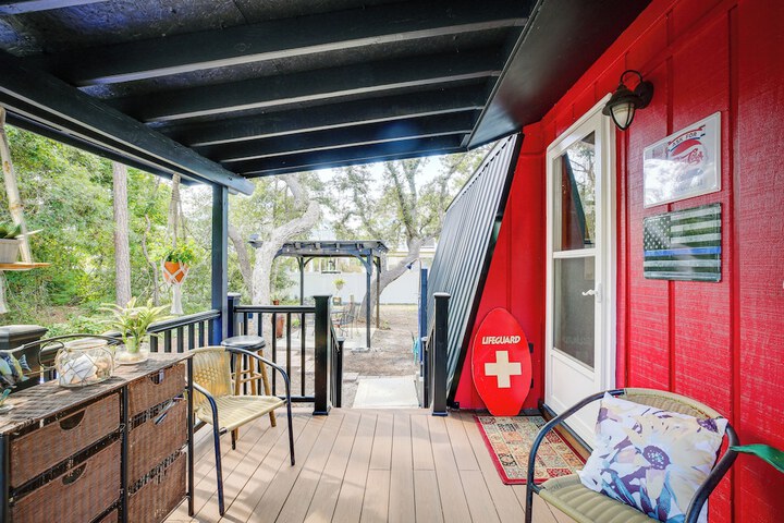 Oak Island Vacation Rental w / Decks Walk to Beach