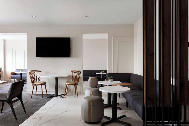 Lounge 46 of 62