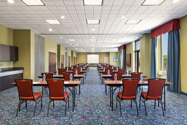 Holiday Inn Express & Suites Akron Regional Airport Area by IHG
