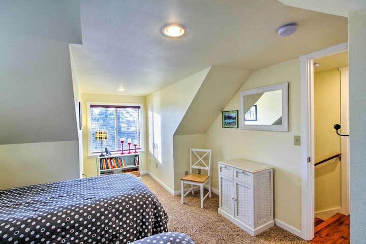 Peacock Hill Retreat on 1 Acre 1 Mi to Harbor