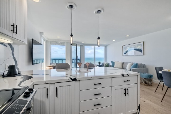 Solana Sunset Stunning Beachside Retreat for 4!