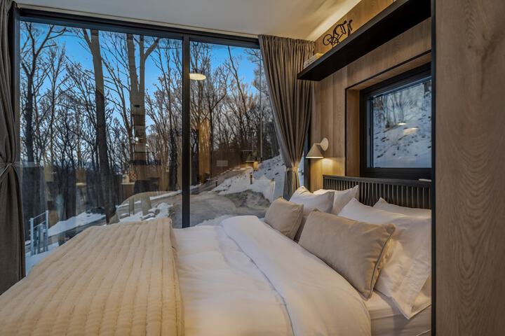 Mirror Villas - Modern Retreat with private hot tubs and mountain view